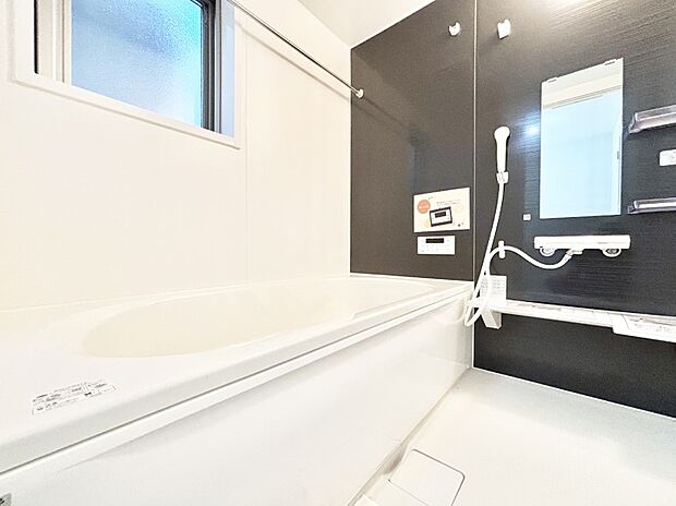 一日の疲れを癒してくれる明るい清潔感のあるバスルーム