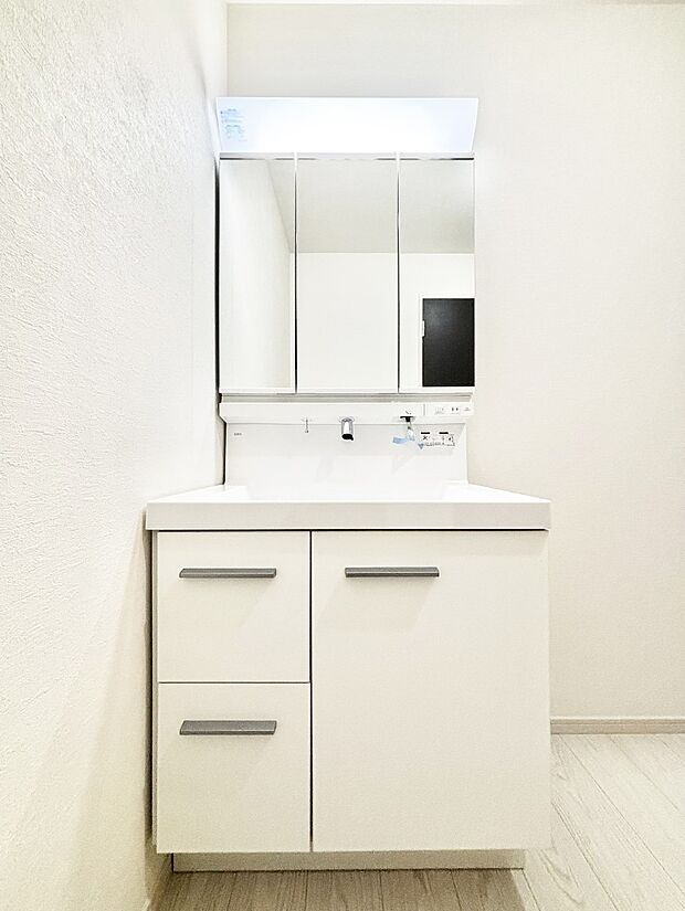 収納力と機能性に優れた洗面化粧台