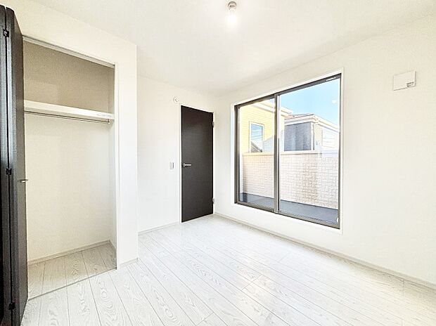 バルコニーが開放感をプラスしてくれる洋室