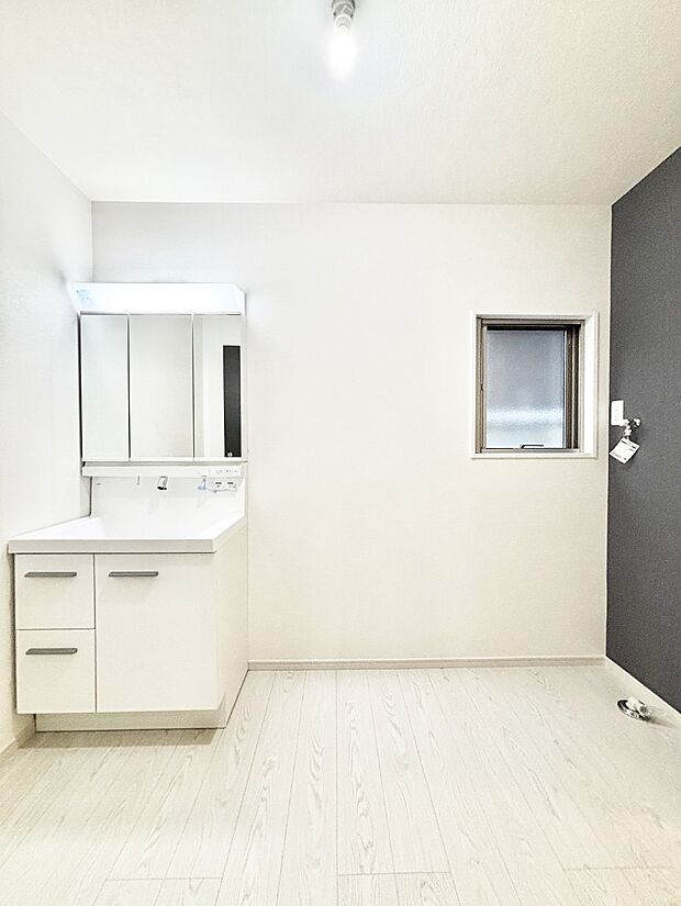 清潔感ある洗面化粧室で朝の身支度も快適