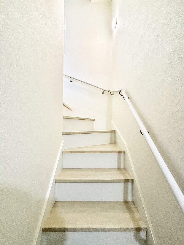 階段は手すり付きなので小さなお子さまやご高齢の方も安心です