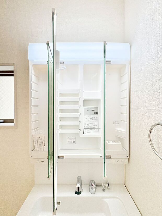 三面鏡の裏に、化粧品や衛生用品などを収納可能。洗面台をすっきりと保ちます！