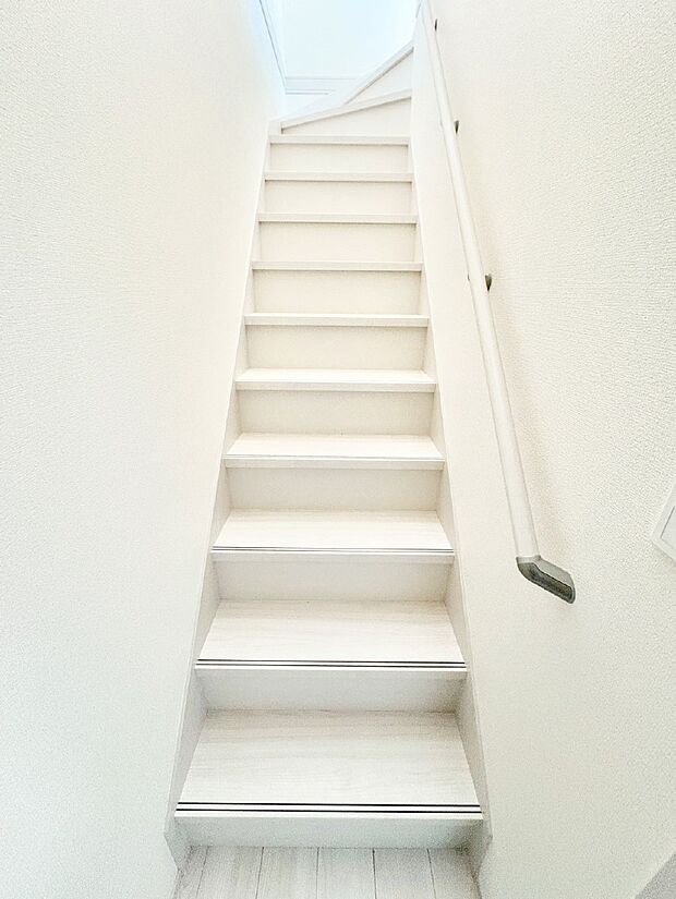 階段は手すり付きなので小さなお子さまやご高齢の方も安心です