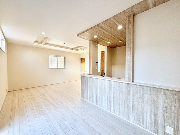 ナチュラルテイストの優しく柔らかい色使いのフローリングが素敵なリビングですね。