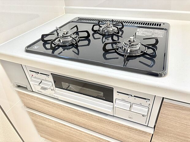 ガスコンロはＳｉセンサー搭載。火力調節や焦げ付き・消し忘れも防いでくれます。