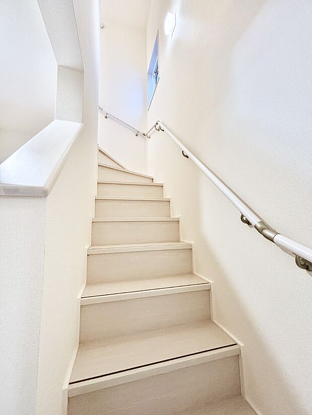 階段は手すり付きなので小さなお子さまやご高齢の方も安心です