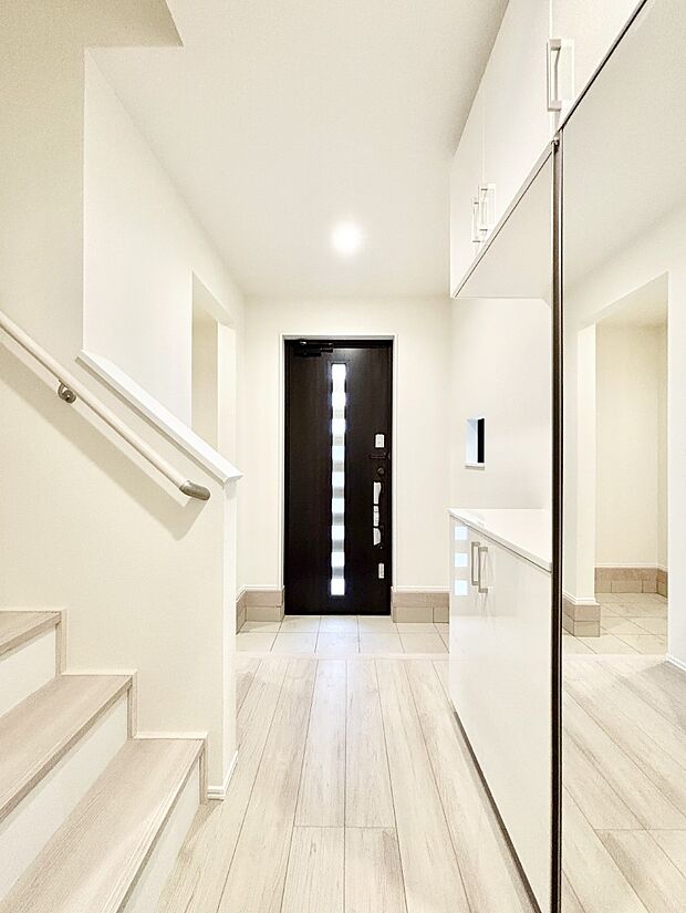 ガラススリットの入った玄関ドアが室内に光を届けてくれます 