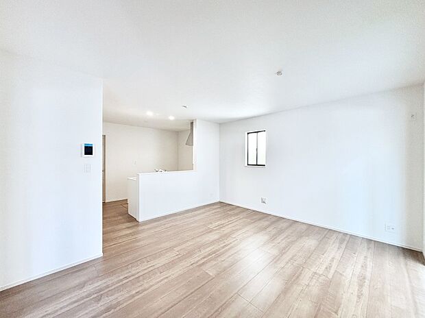 ナチュラルテイストの優しく柔らかい色使いのフローリングが素敵なリビングですね。