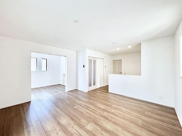 隣接の洋室を開放すればさらに広々空間に