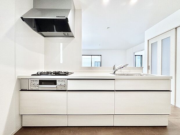 リビングを見渡せる人気のカウンターキッチン。 家族を見守りながら家事をすることができます。