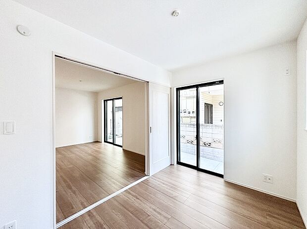 リビングと隣接した洋室。引き戸を開放するとリビングと繋がる憩いの空間に変身!