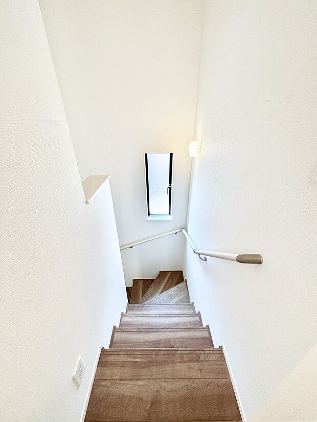 階段は手すり付きなので小さなお子さまやご高齢の方も安心です