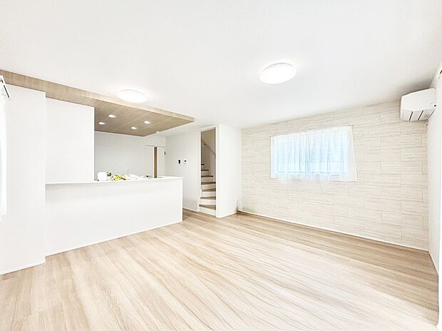 ご家族の賑やかな話し声で包まれる明るいリビング