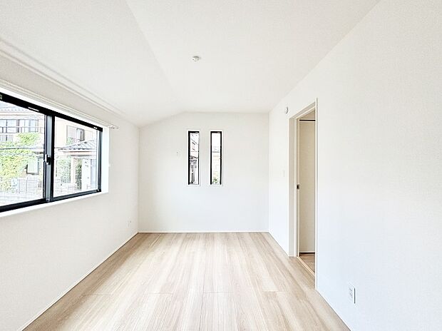 やさしい光がさしこむ居室はしっかり収納付き