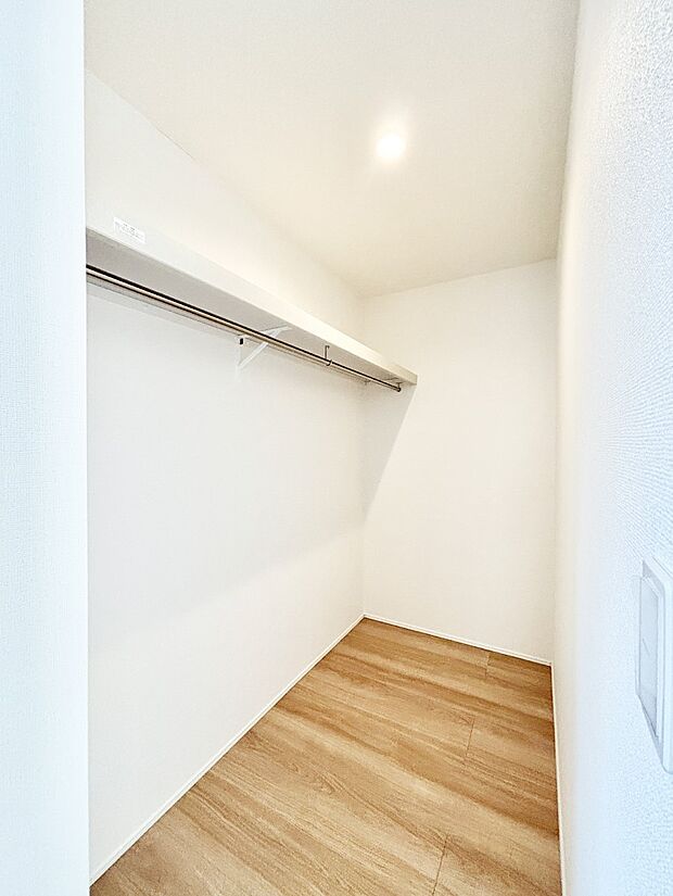 ウォークインクローゼットの活用で生活空間スッキリ