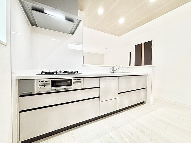 広々とした使い勝手の良いキッチンで日々のお料理も楽しくなりそう