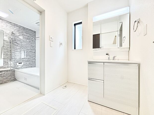 清潔感ある洗面化粧室で朝の身支度も快適