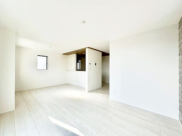 ご家族の賑やかな話し声で包まれる明るいリビング