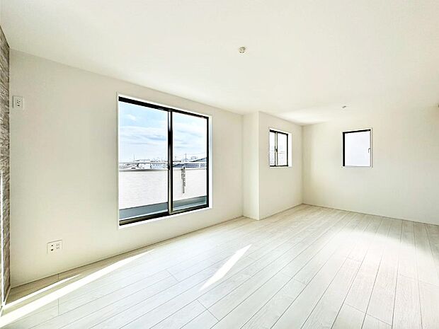 大きな窓からたっぷりの陽光と風を感じられるリビング