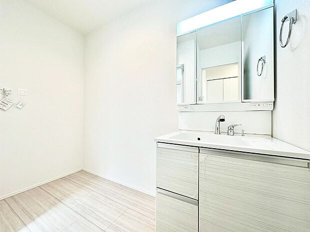 清潔感ある洗面化粧室で朝の身支度も快適