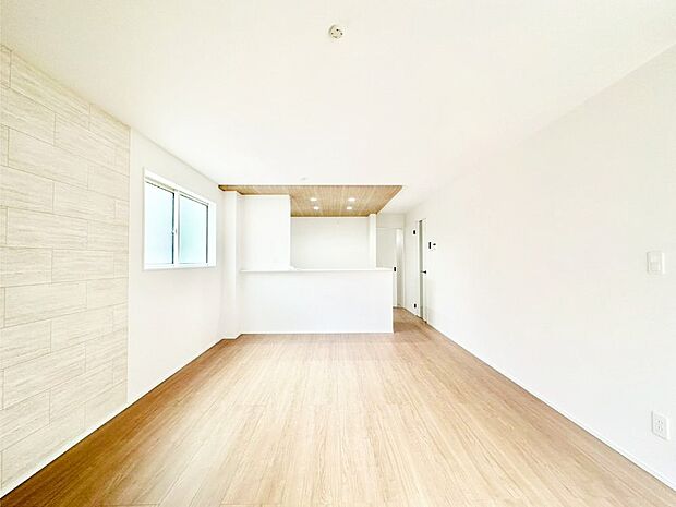 ナチュラルテイストの優しく柔らかい色使いのフローリングが素敵なリビングですね。