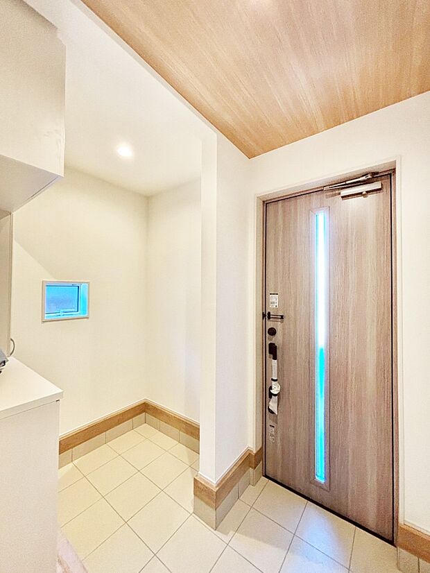 シューズインクローク付きの玄関。家族全員の靴や雨具などすっきり収納できます。