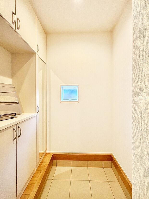 飾り棚を利用して、お越しいただくお客様をおもてなしできます。