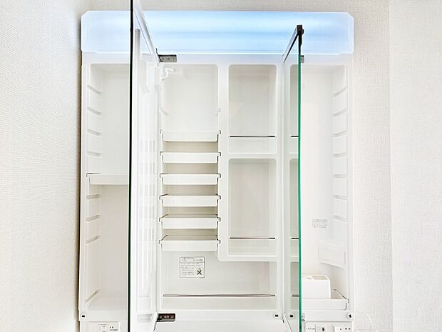 三面鏡の裏に、化粧品や衛生用品などを収納可能。洗面台をすっきりと保ちます!