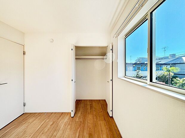 洋室にはクローゼット付き。スッキリとした空間でゆったり寛げます!