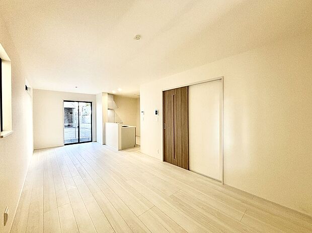 明るい陽光が注ぎ、寛ぎの雰囲気に満たされるリビング・ダイニング。   