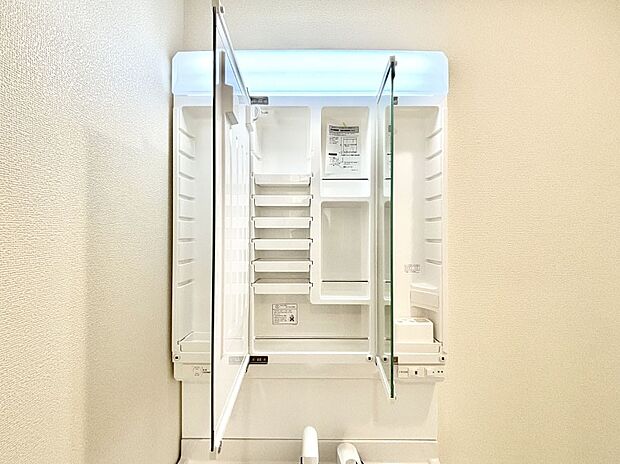 三面鏡の裏に、化粧品や衛生用品などを収納可能。洗面台をすっきりと保ちます!