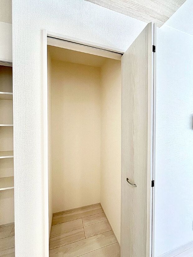 リビング収納。ここに収納があると物が集まるLDKがスッキリ片付きそうですね。