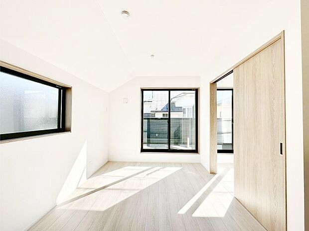 穏やかな陽だまりに包まれる、居心地の良いリビングで家族団らんが楽しめます！