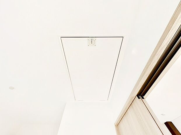 季節品や趣味の品などをスッキリ収納出来る小屋裏収納付きです。