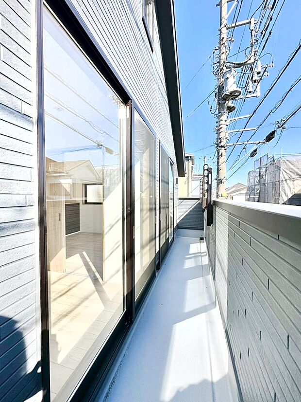 暖かな陽光が降り注ぐバルコニーはお洗濯におすすめ。爽やかな風も心地よいです。 