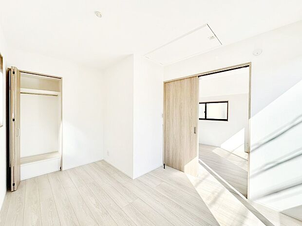 リビングに隣接した洋室。引き戸を開放するとリビングと繋がる憩いの空間に変身!