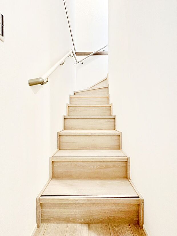 小さなお子様やご年配の方に嬉しい配慮!階段には手摺付きです。