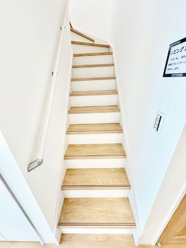階段は手すり付きなので小さなお子さまやご高齢の方も安心です