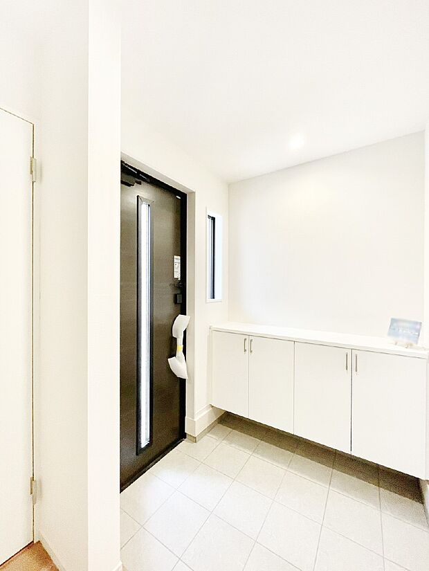 ご家族やお客様を気持ちよくお出迎え!明るい陽光が入り込む玄関。