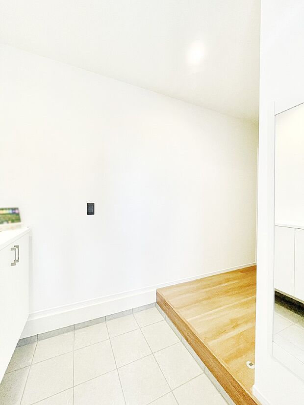 ご家族やお客様を気持ちよくお出迎えできる穏やかな雰囲気の玄関です。