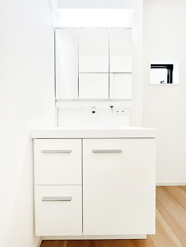 三面鏡キャビネット・シャワー付き洗面化粧台で忙しい朝の身支度もスムーズに!