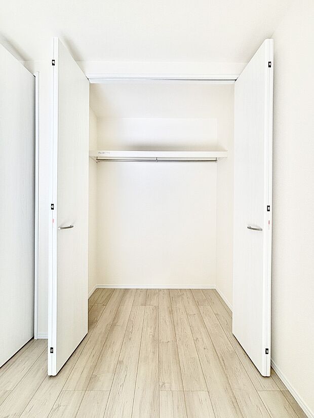 洋室のクローゼット。奥行きがあるので厚手の衣類もすっきり収まります。