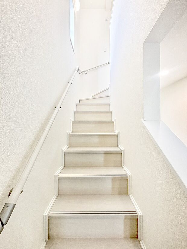 安全性を考慮し階段には手すりを設置しています