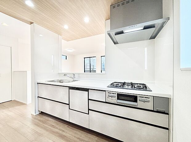 広々とした使い勝手の良いキッチンで日々のお料理も楽しくなりそう