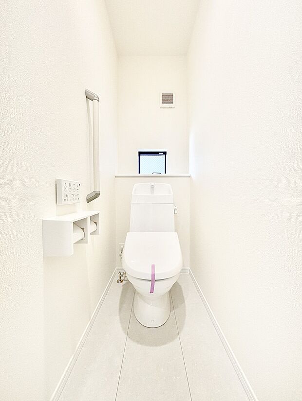 明るく清潔感のあるトイレです。 