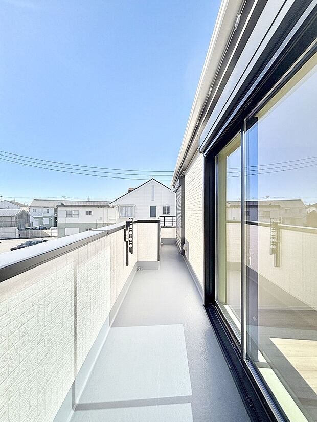 ゆったりバルコニーだから沢山お洗濯ものを干せます。