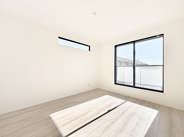 バルコニーが開放感をプラスしてくれる洋室