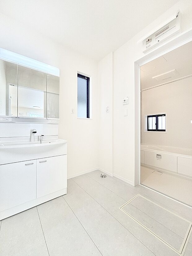 身支度もスムーズにおこなえる脱衣場。  