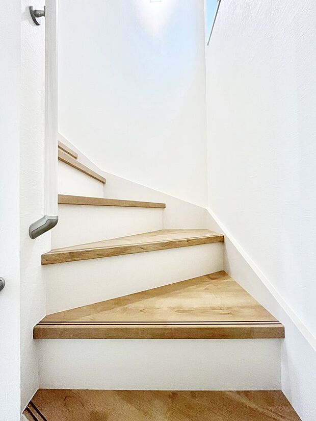 階段は手すり付きなので小さなお子さまやご高齢の方も安心です