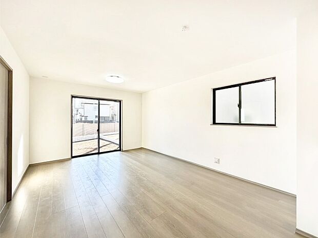 明るい陽光が注ぎ、寛ぎの雰囲気に満たされるダイニング。   